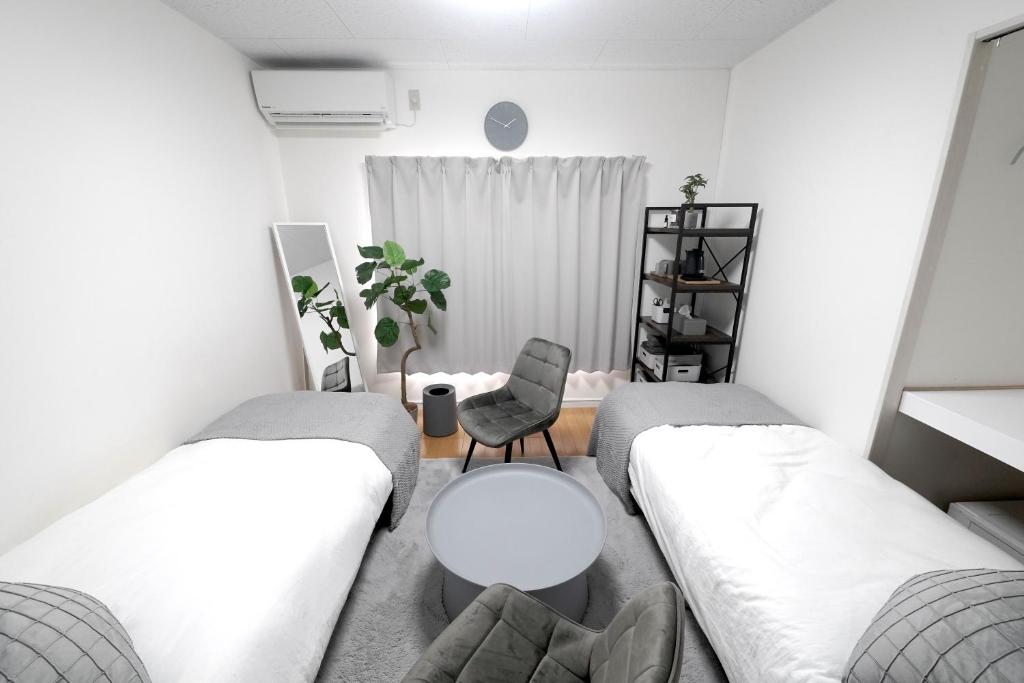 AM11out, Shinjuku Area, Projector, Twin, Modern