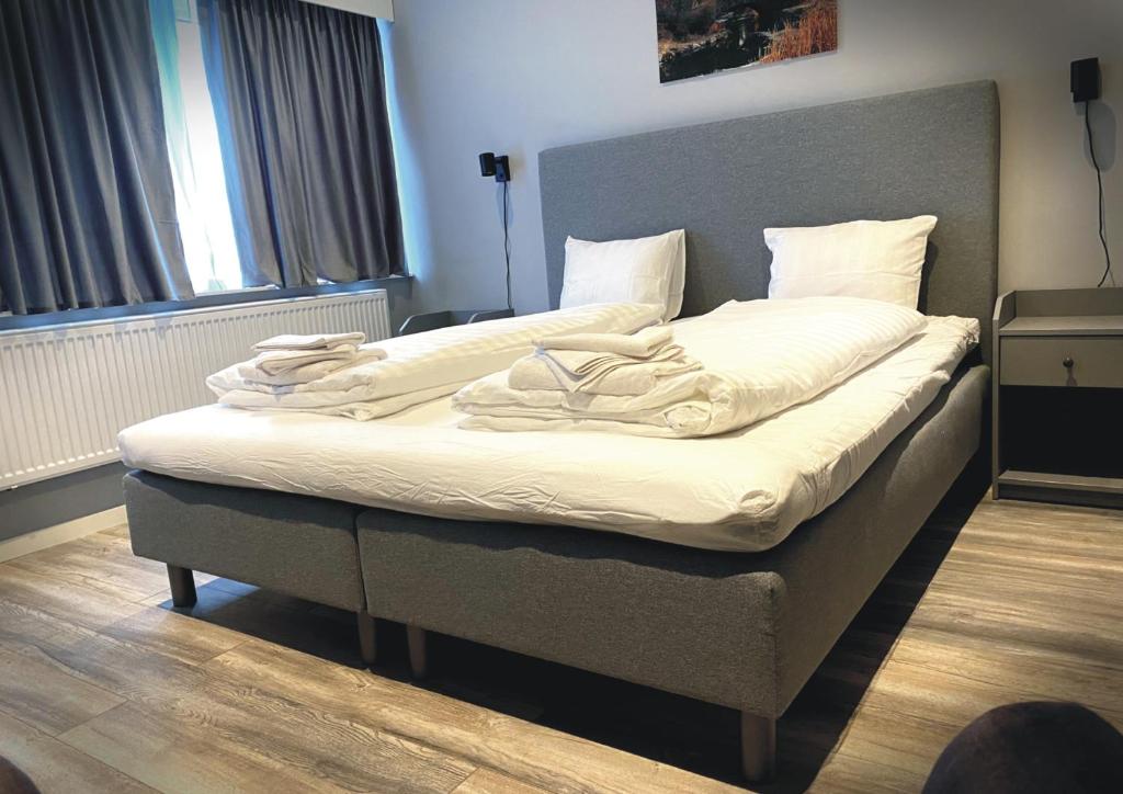 Postel nebo postele na pokoji v ubytování Älvsjö stadshotell