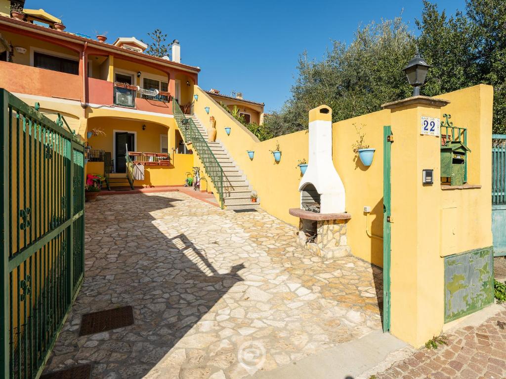 una casa amarilla con una puerta y un camino de piedra en Casa Tulipano, en Pula