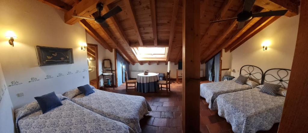 Postel nebo postele na pokoji v ubytování Hotel Rural El Adarve