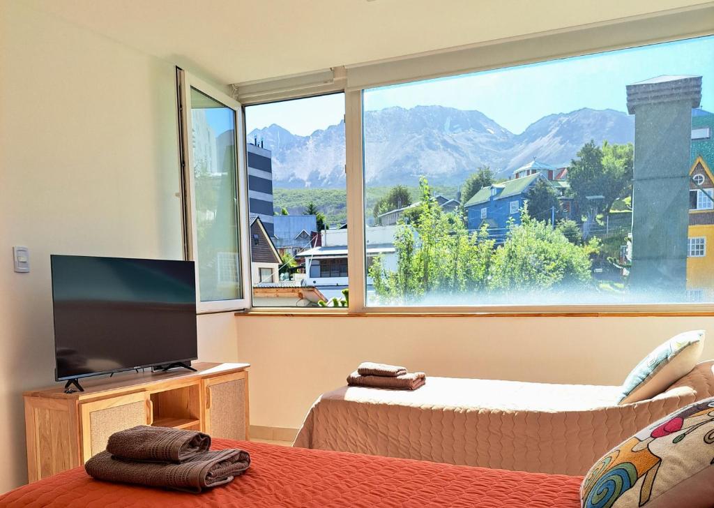 Schlafzimmer mit einem großen Fenster mit Bergblick in der Unterkunft Lo de Gaston in Ushuaia