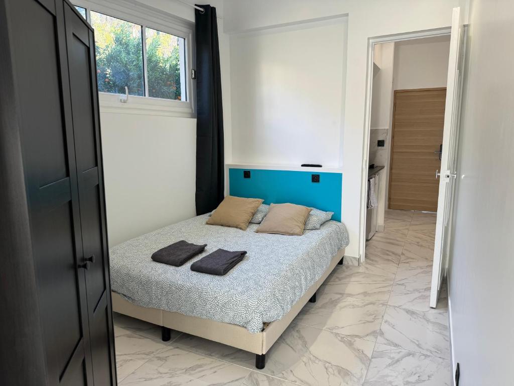 a bedroom with a bed with two towels on it at La maison de Giulia Menton in Menton