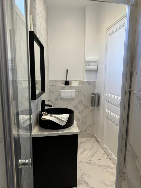 a bathroom with a sink and a mirror at La maison de Giulia Menton in Menton