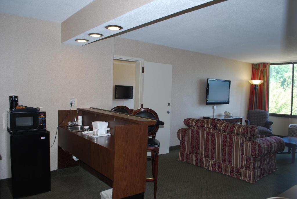 Ramada by Wyndham Triangle/Quantico - Deluxe King Suite