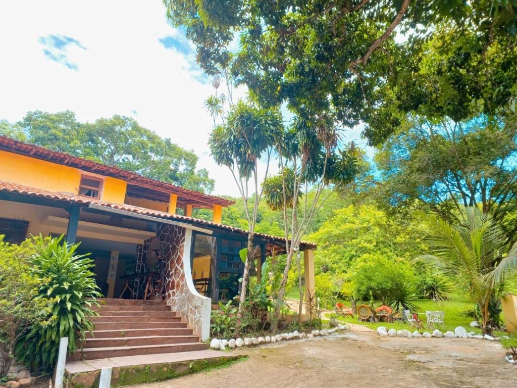 ein Haus mit einer Treppe davor in der Unterkunft Encanto do Parque Hospedagem in Lençóis