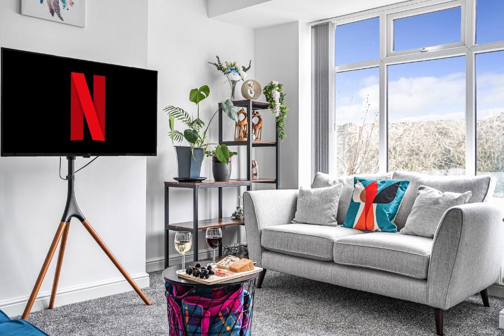 Μια τηλεόραση ή/και κέντρο ψυχαγωγίας στο 3-Bed, Sleeps 6, Near M1/M62