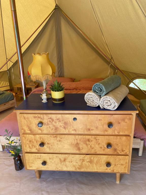 Fotografie z fotogalerie ubytování Fristad Glamping Tent Vitsand v destinaci Gunsjögården