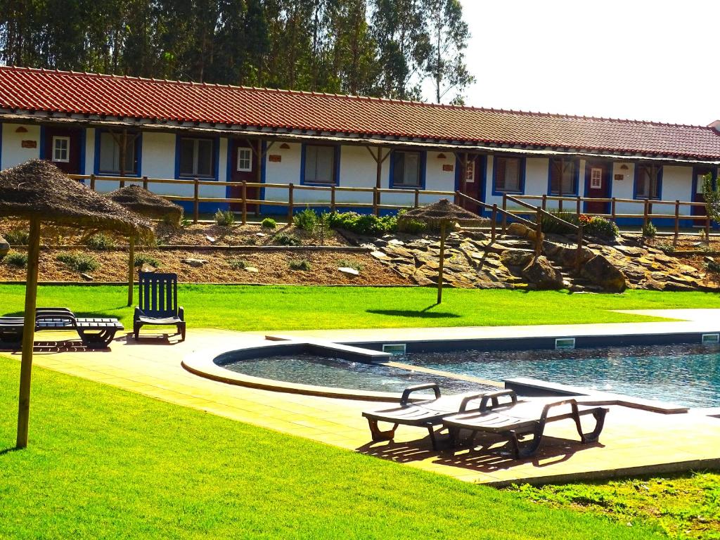 una piscina con 2 mesas de picnic en un patio en HERDADE VALE DE GAIOS by Stay in Alentejo en São Luis