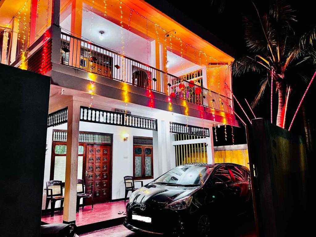 een auto geparkeerd voor een huis bij Suguna Villa in Jaffna