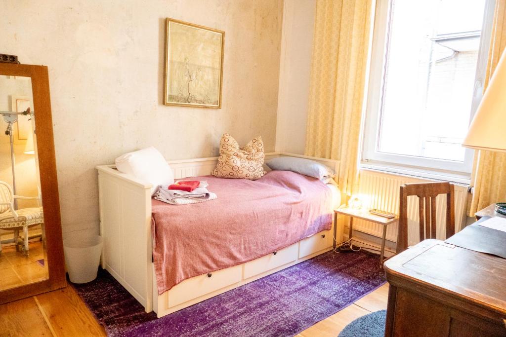 Postel nebo postele na pokoji v ubytování Zimmer in Künstlerwohnung
