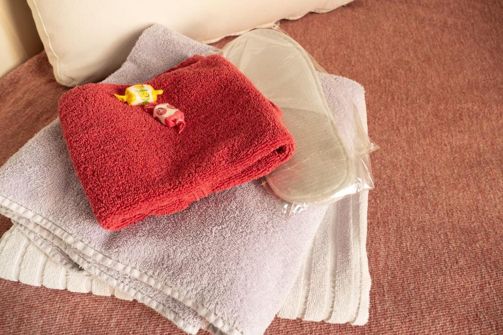 Postel nebo postele na pokoji v ubytování Zimmer in Künstlerwohnung