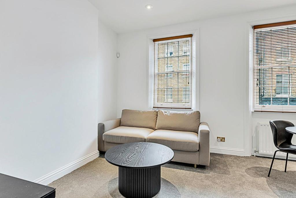 Гостиная зона в A One-Bedroom Apartment Situated In Central London