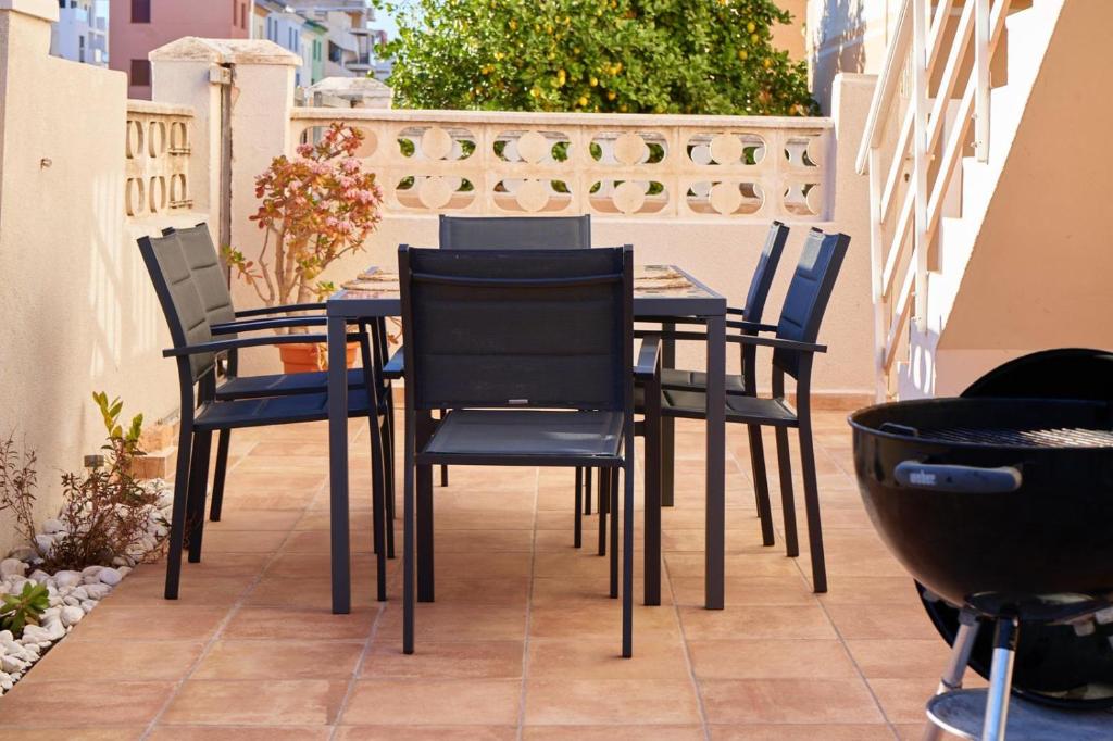 una mesa y sillas en un patio en Rincón Marino Alto, en Oliva