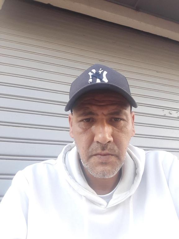 Adrare في أغادير: رجل يلبس قبعة بيسبول و قميص ابيض