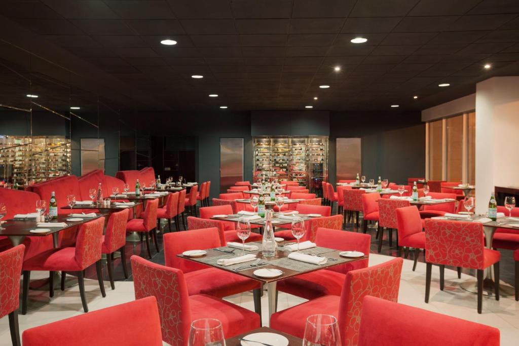 Restoran ili neka druga zalogajnica u objektu Wyndham Costa del Sol Lima Airport