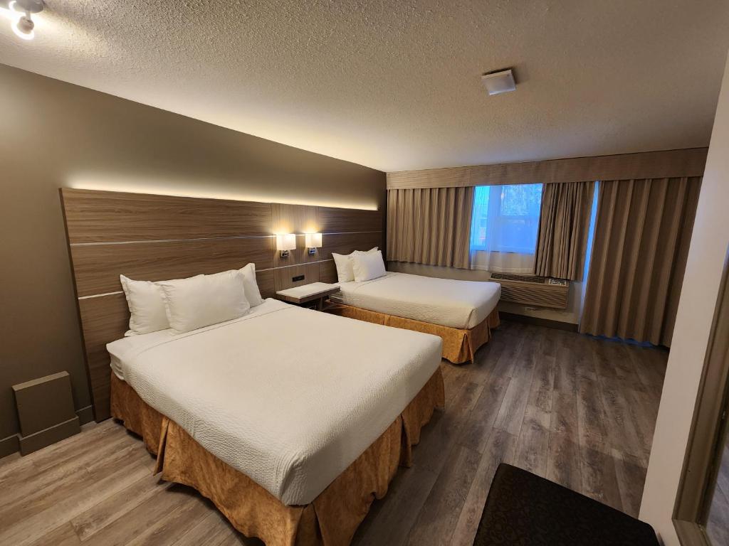 Postel nebo postele na pokoji v ubytování Days Inn by Wyndham Penticton Conference Centre
