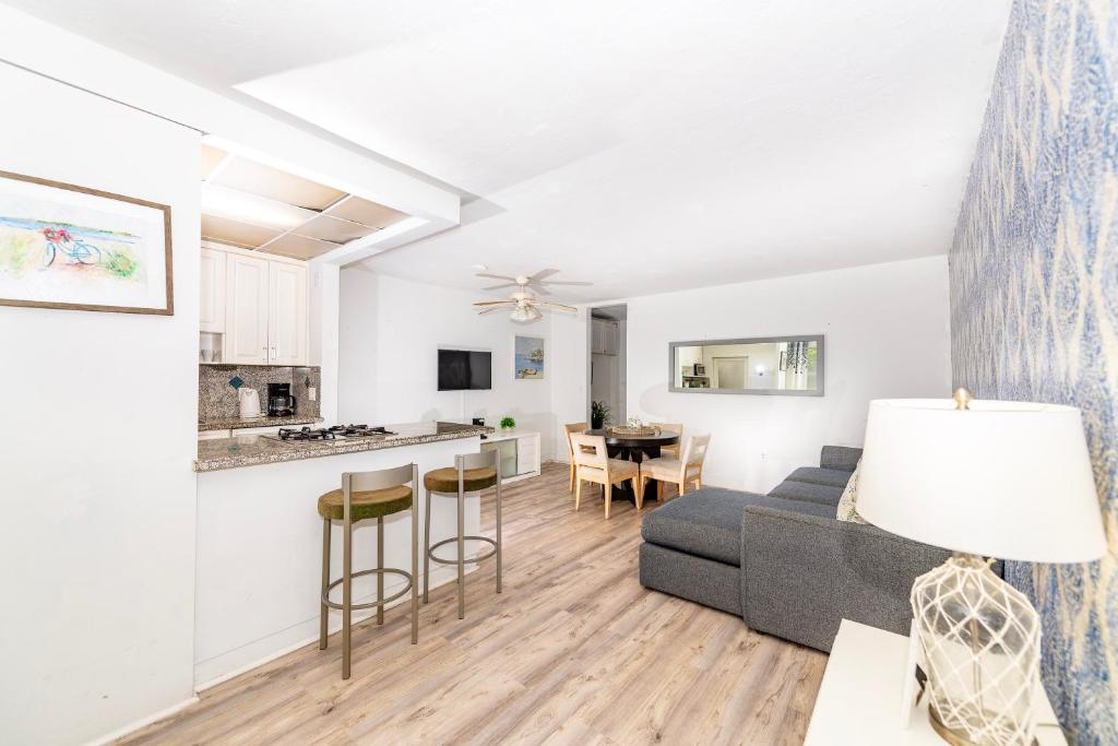 Sofi Beach Apartments - One-Bedroom Apartment