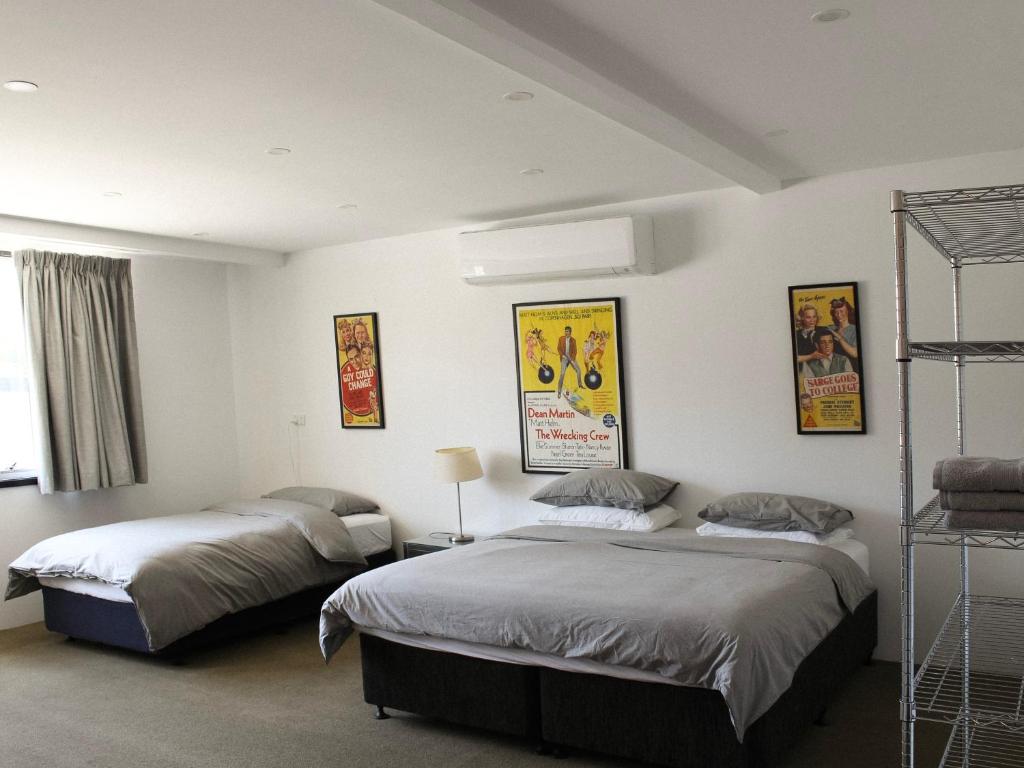 Habitación de hotel con 2 camas y carteles en la pared en Large Modern 3BR 2 BATH Apt in Central Location for Families, Workers, Groups en Fyshwick