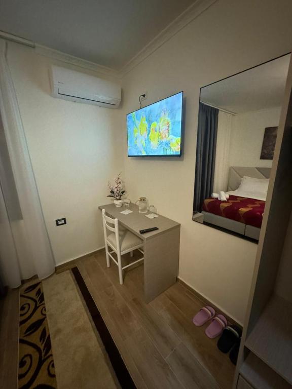 Televisyen dan/atau pusat hiburan di Hotel Bar-Restorant Fresku