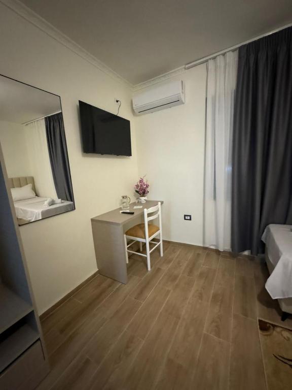 Televisyen dan/atau pusat hiburan di Hotel Bar-Restorant Fresku