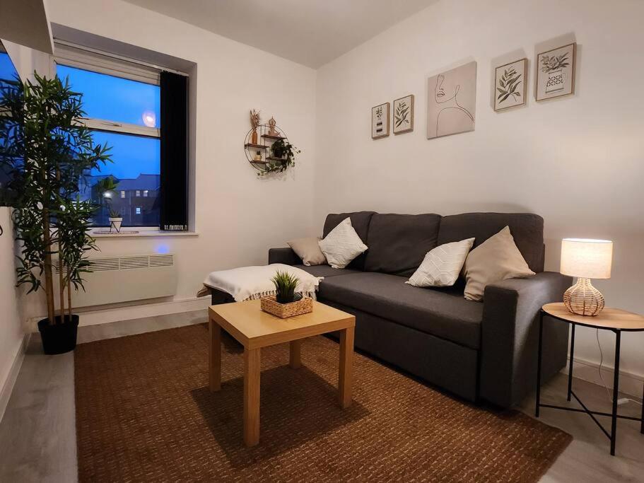 una sala de estar con un sofá y una mesa en SuperValue Suite 6 - Fast WiFi, Hotel Linen, Keyless Entry, City only 10 Mins - BY PROPERTY PROMISE, en Cardiff
