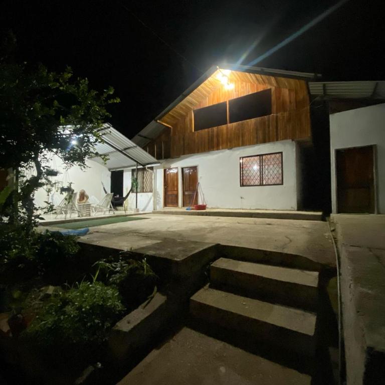 uma casa com uma luz em cima à noite em Cabañas Barú em Tena