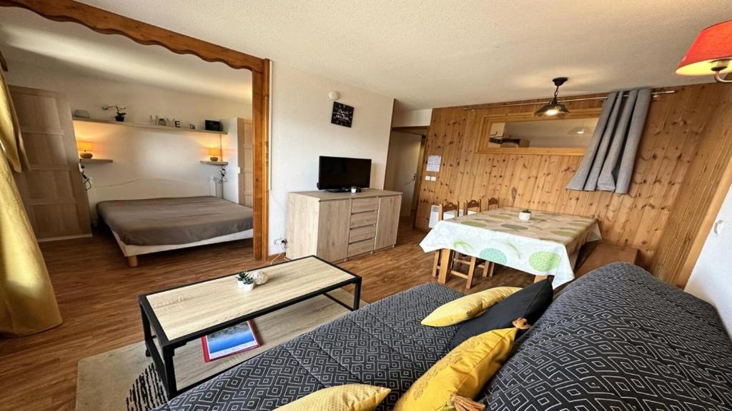 un salon avec un canapé et une table dans l'établissement Résidence Dame Blanche - DBA208 - APPT 1 CHAMBRE + CABINE - BALCON - 6 PERSONNES MAE-2434, à Narreyroux