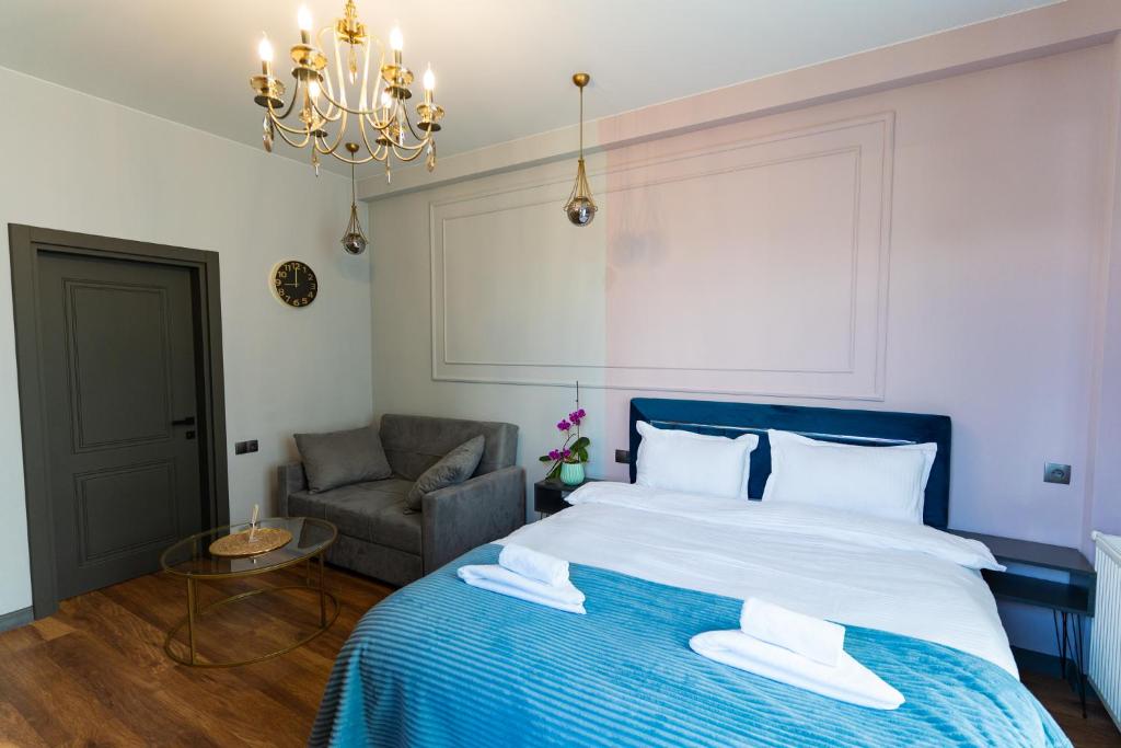 Postel nebo postele na pokoji v ubytování Trinity Hotel