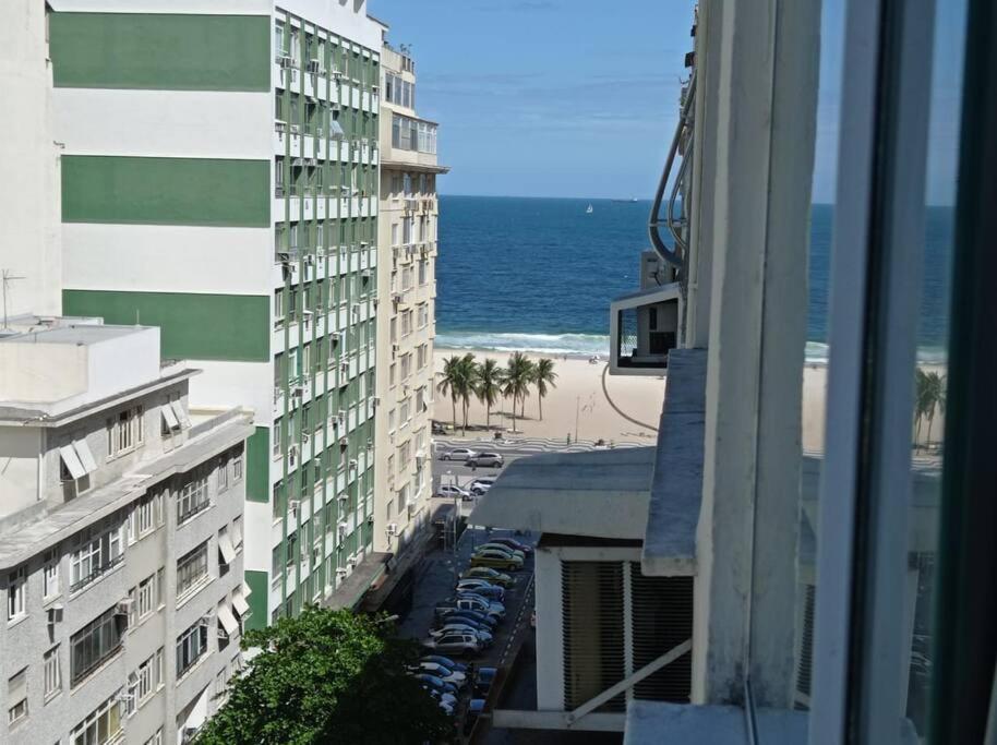 von einem Balkon eines Gebäudes mit Strandblick in der Unterkunft Vista Mar - Studio em Copacabana a 1 min da praia e próximo ao metrô in Rio de Janeiro