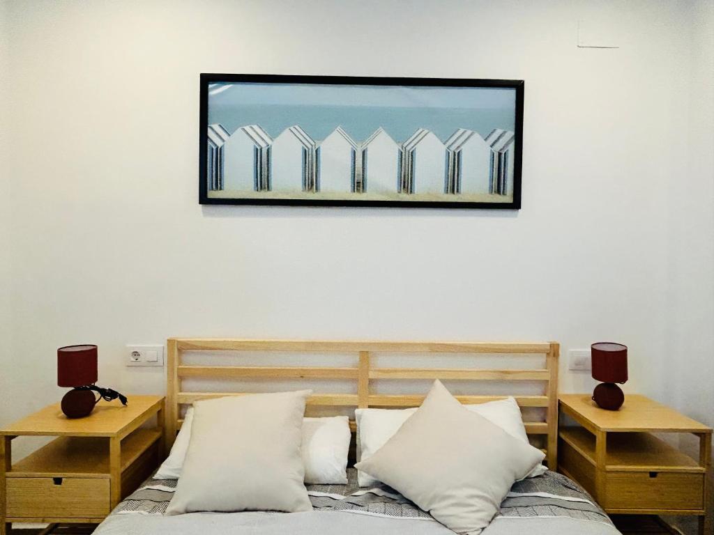 una camera da letto con un letto e un quadro sul muro di Patraix nice suite a Valencia