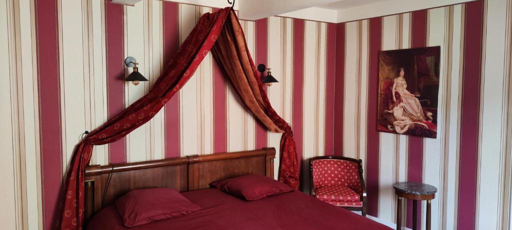 A bed or beds in a room at Suite Napoléon - La Halte d'Eugénie