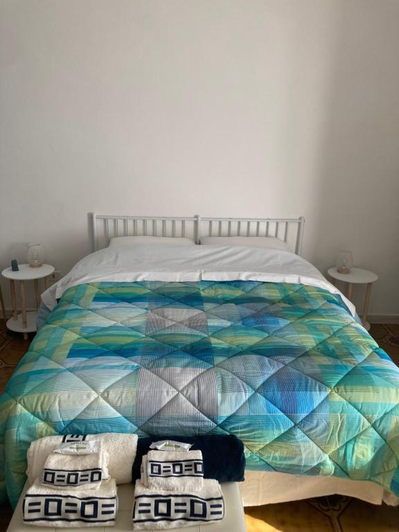 uma cama com uma colcha colorida em Residenza “Al Belvedere” em Tolve