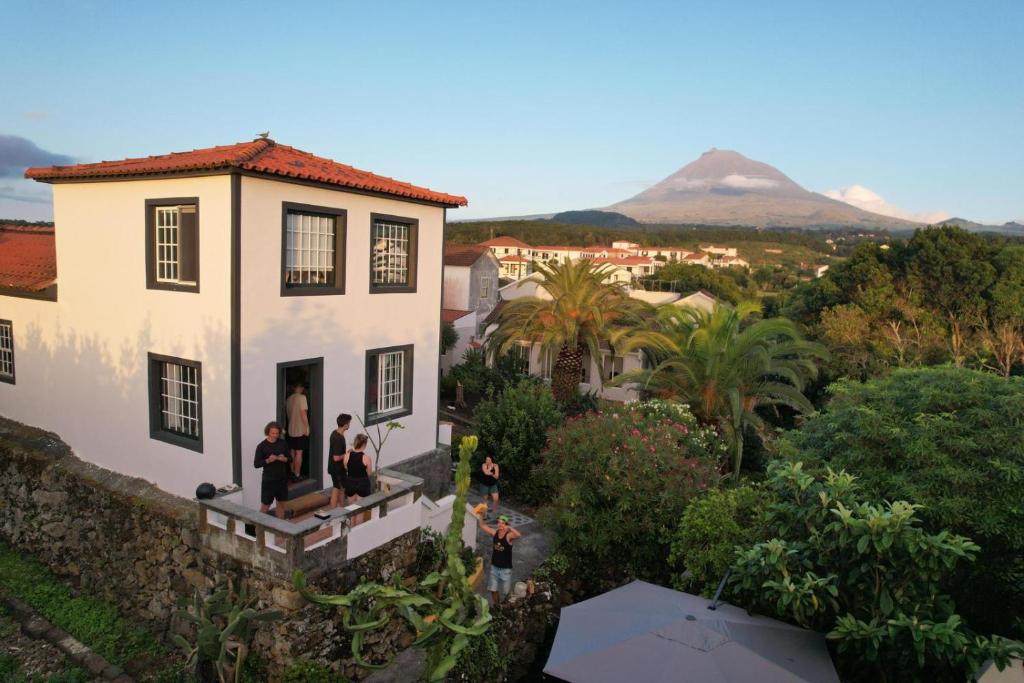 grupa ludzi stojących na balkonie domu w obiekcie Loving Strangers Hostel w mieście Madalena