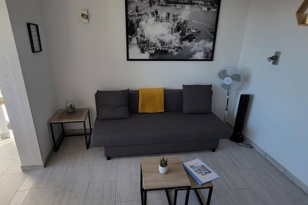 un salon avec un canapé et deux tables dans l'établissement Sopraland 515, T2 parking piscine, 200m plage, au Cap d'Agde