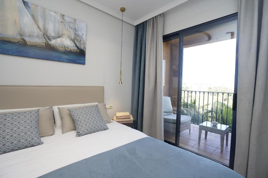 een slaapkamer met een bed en een balkon bij Paradise Rentals Denia VilaMar 2 in Denia