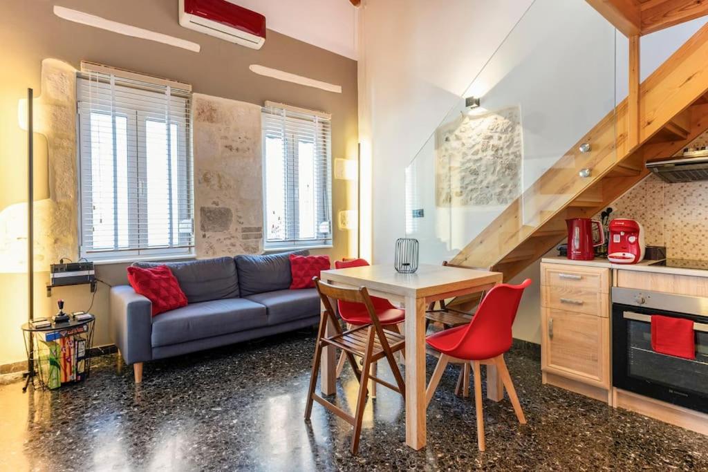 Kuchyň nebo kuchyňský kout v ubytování Arcade central retro apartment