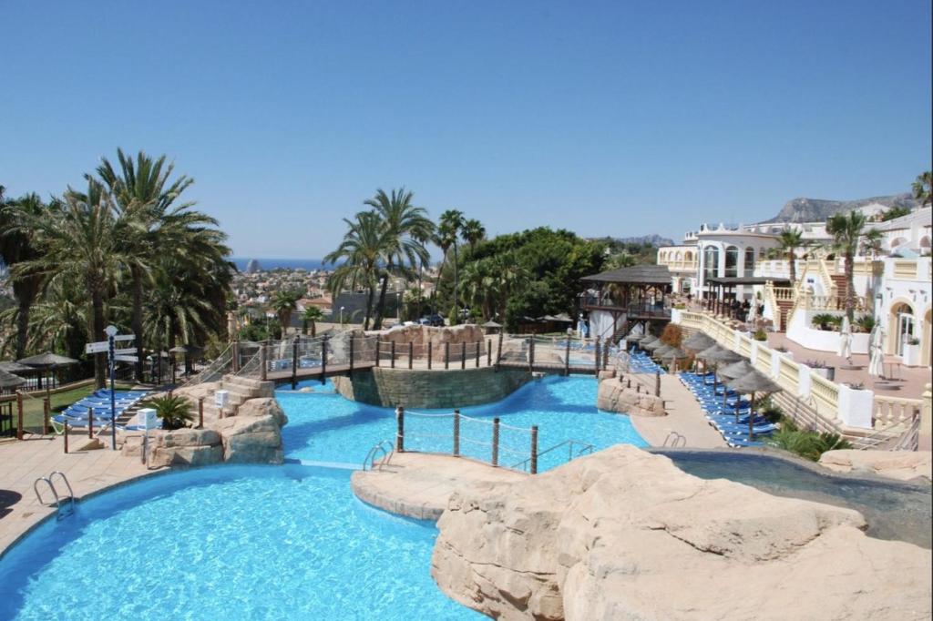 eine Wasserrutsche in einem Themenpark in der Unterkunft Imperial Park - Bungalow 3503 in Calpe