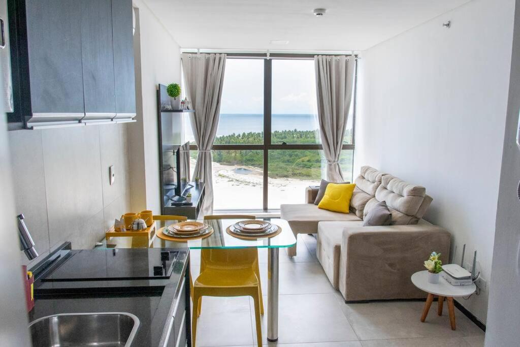 Il comprend une cuisine et un salon offrant une vue sur l'océan. dans l'établissement Apartamento com Vista Deslumbrante à Beira Mar., à Récife