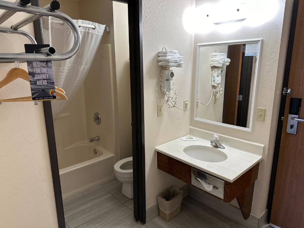 Super 8 by Wyndham Columbia Clark Lane - Salle Queen - Fumer
