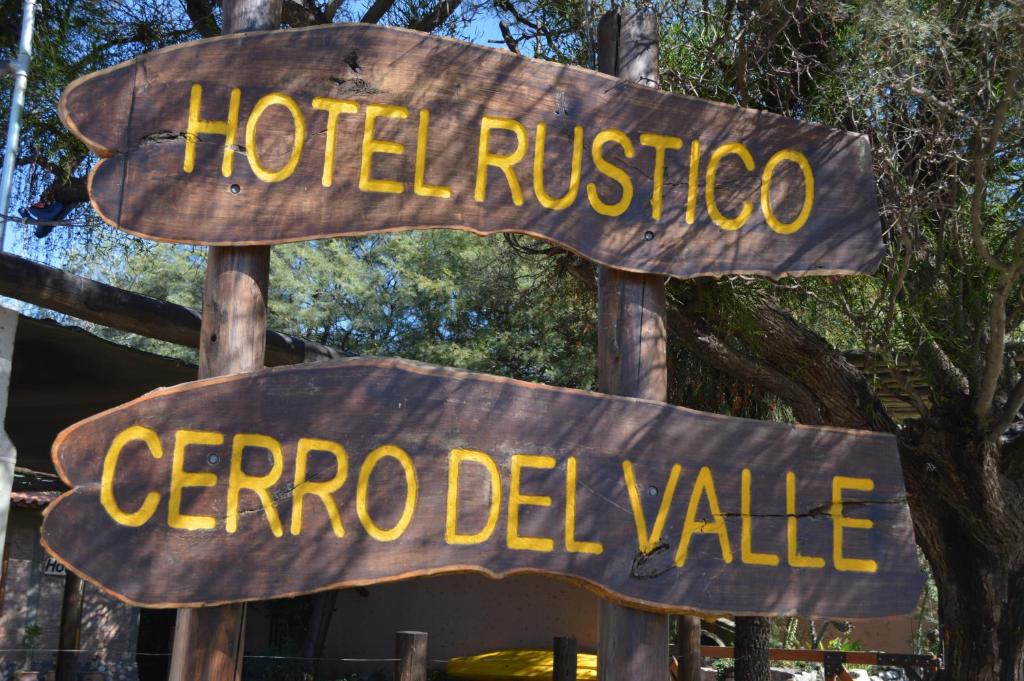 twee borden met hotel rucido en cero del valle bij Hotel Rustico Cerro Del Valle in San Agustín de Valle Fértil