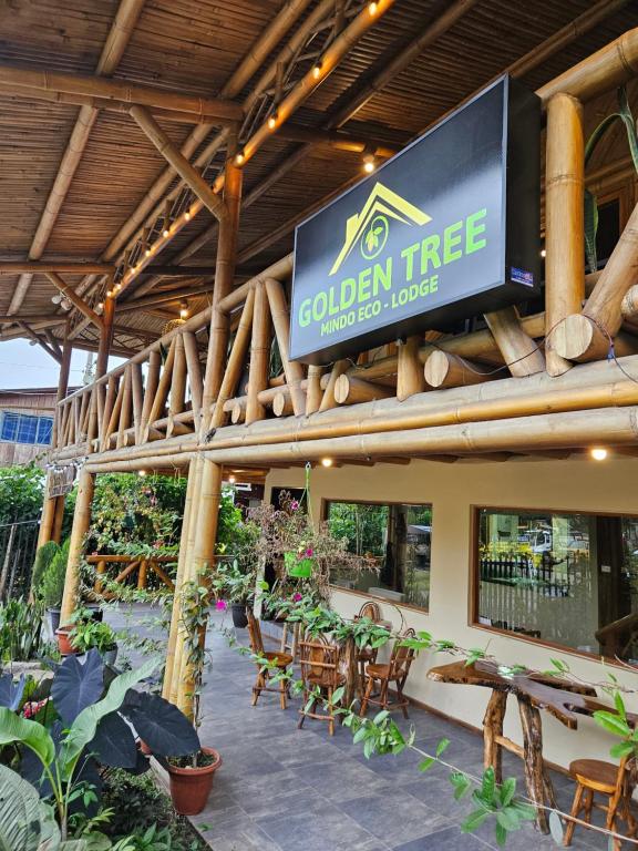 znak na stronie restauracji z drzewami ogrodowymi w obiekcie GOLDEN TREE MINDO ECO-LODGE w mieście Mindo