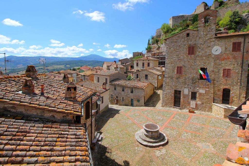 een luchtzicht op een stad met gebouwen bij La Terrazza sulla Val d'Orcia in Castiglione dʼOrcia