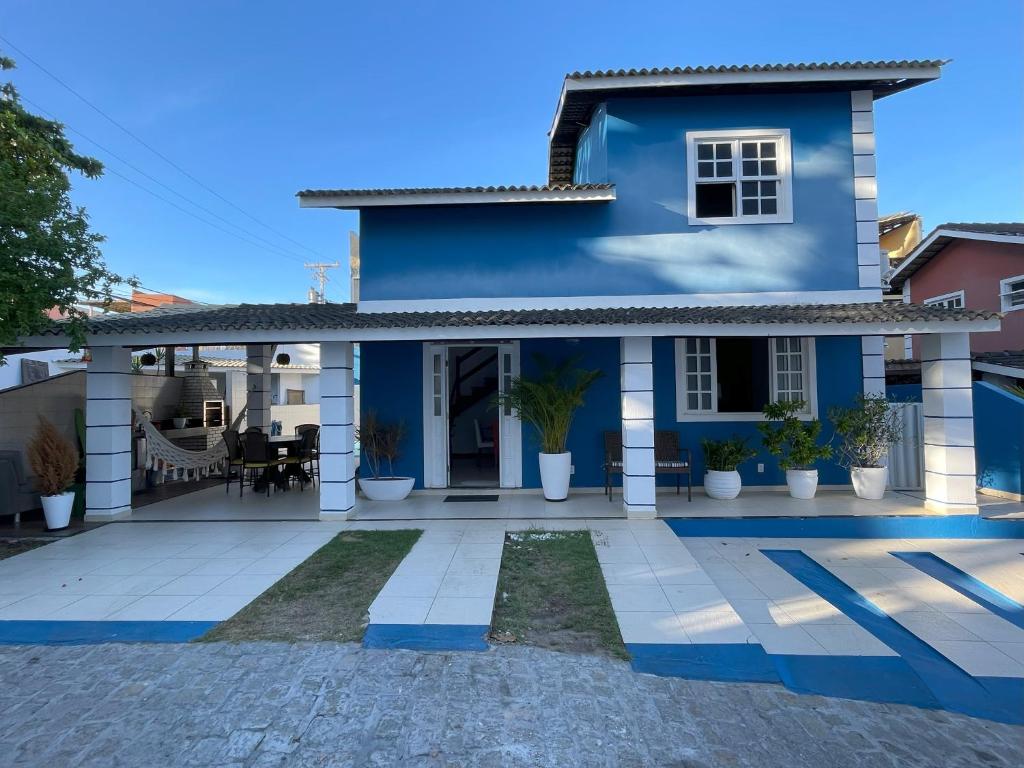 a blue house with a pool at Casa para Família com Lazer Total - Próximo Aeroporto in Lauro de Freitas