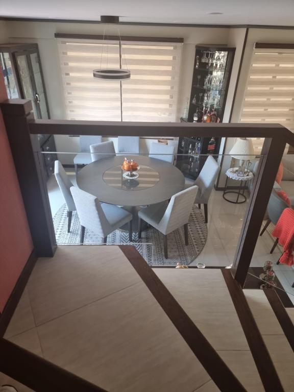 uma sala de jantar e cozinha com mesa e cadeiras em Comodidad y Elegancia em Cochabamba