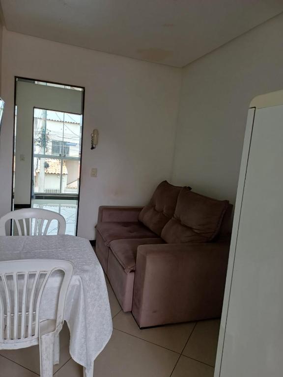 - un salon avec un canapé et une table dans l'établissement Lindo AP inteiro de um quarto próximo a praia., à Vila Velha