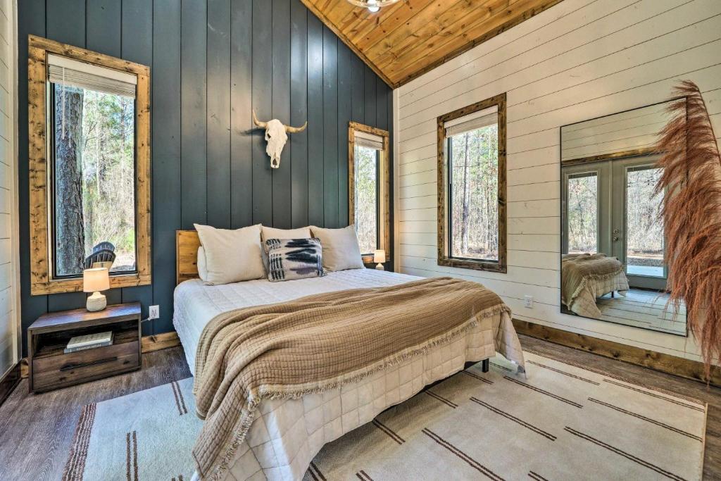 - une chambre avec un lit dans une pièce dotée de murs en bois dans l'établissement Corey Kent, à Broken Bow