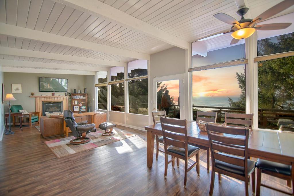 a living room with a ceiling fan and a table and chairs at Oceanview Home with Hot Tub, Fenced Yard, and Dog-Friendly in Lincoln City