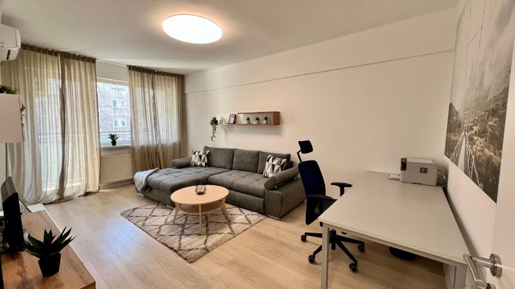 uma sala de estar com um sofá e uma mesa em Priestranný apartmán blízko centra em Bratislava