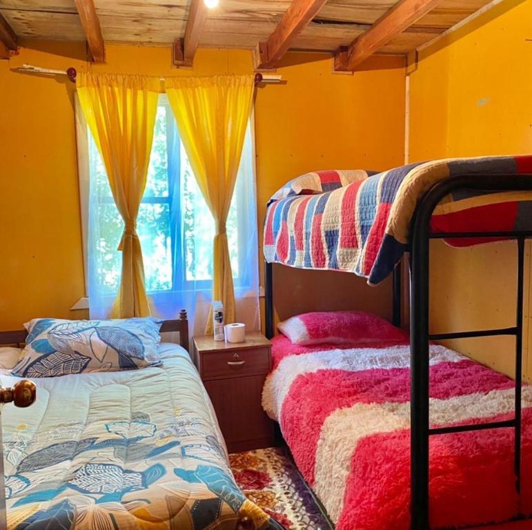 a bedroom with two bunk beds and a window at Hospedaje Marisol in Pichicolo