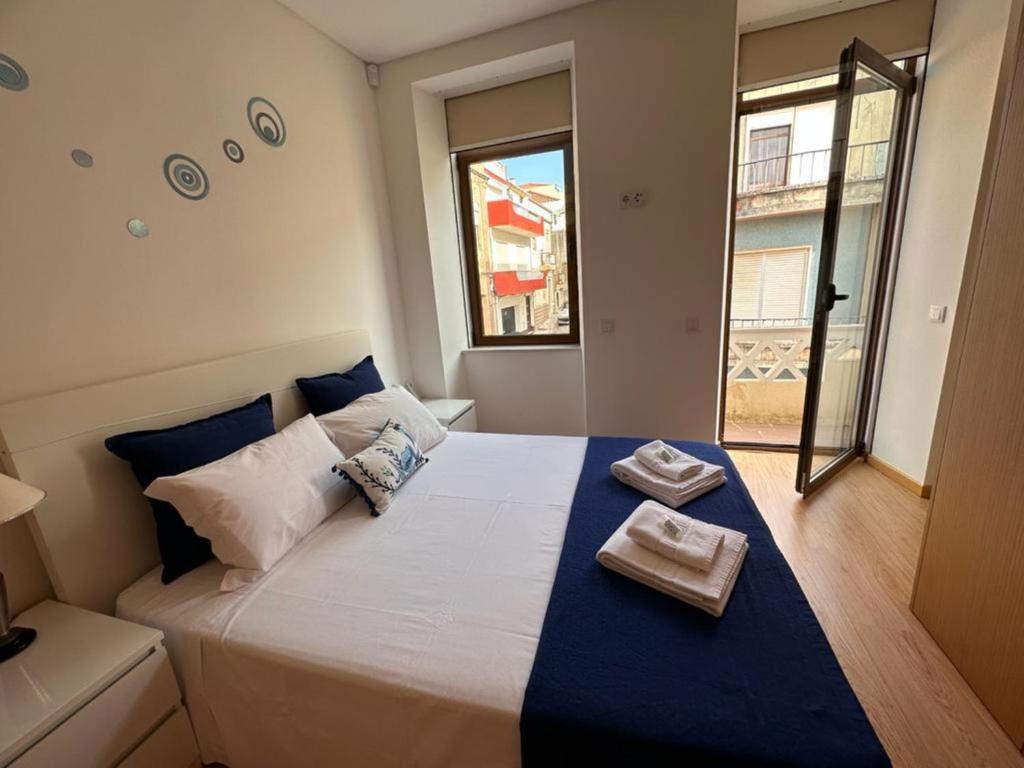una camera da letto con un grande letto con due asciugamani di Figueira da Foz Luxury Villa Suite Room a Buarcos